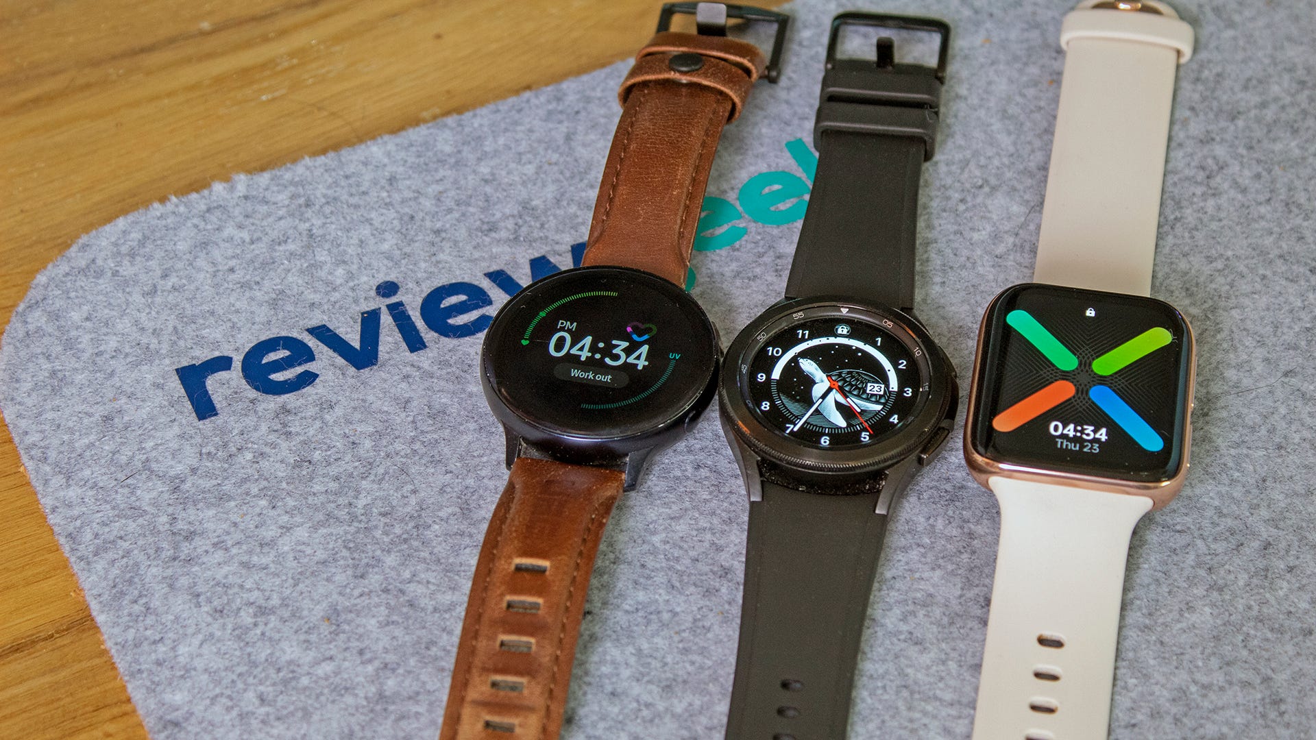 Une Galaxy Watch Active 2 à côté d'une Galaxy Watch 4, à côté d'une montre Oppo Wear OS.