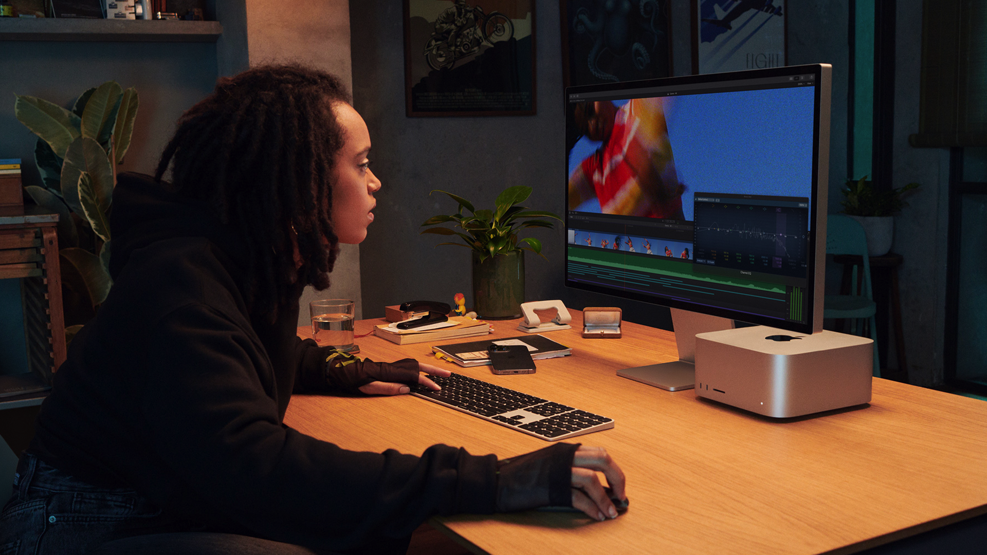 Un artiste utilise le Mac Studio avec un écran Studio. L'ordinateur s'adapte parfaitement à l'écran.