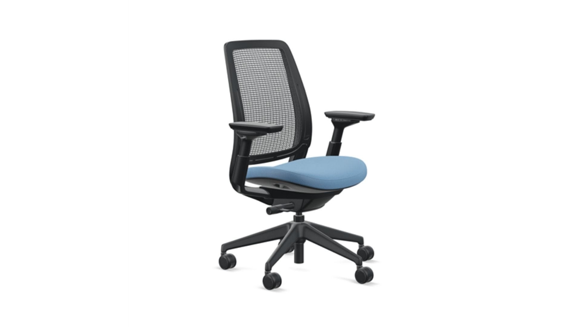 Le fauteuil ergonomique Steelcase Series 2 avec revêtement bleu est légèrement incliné vers la droite.