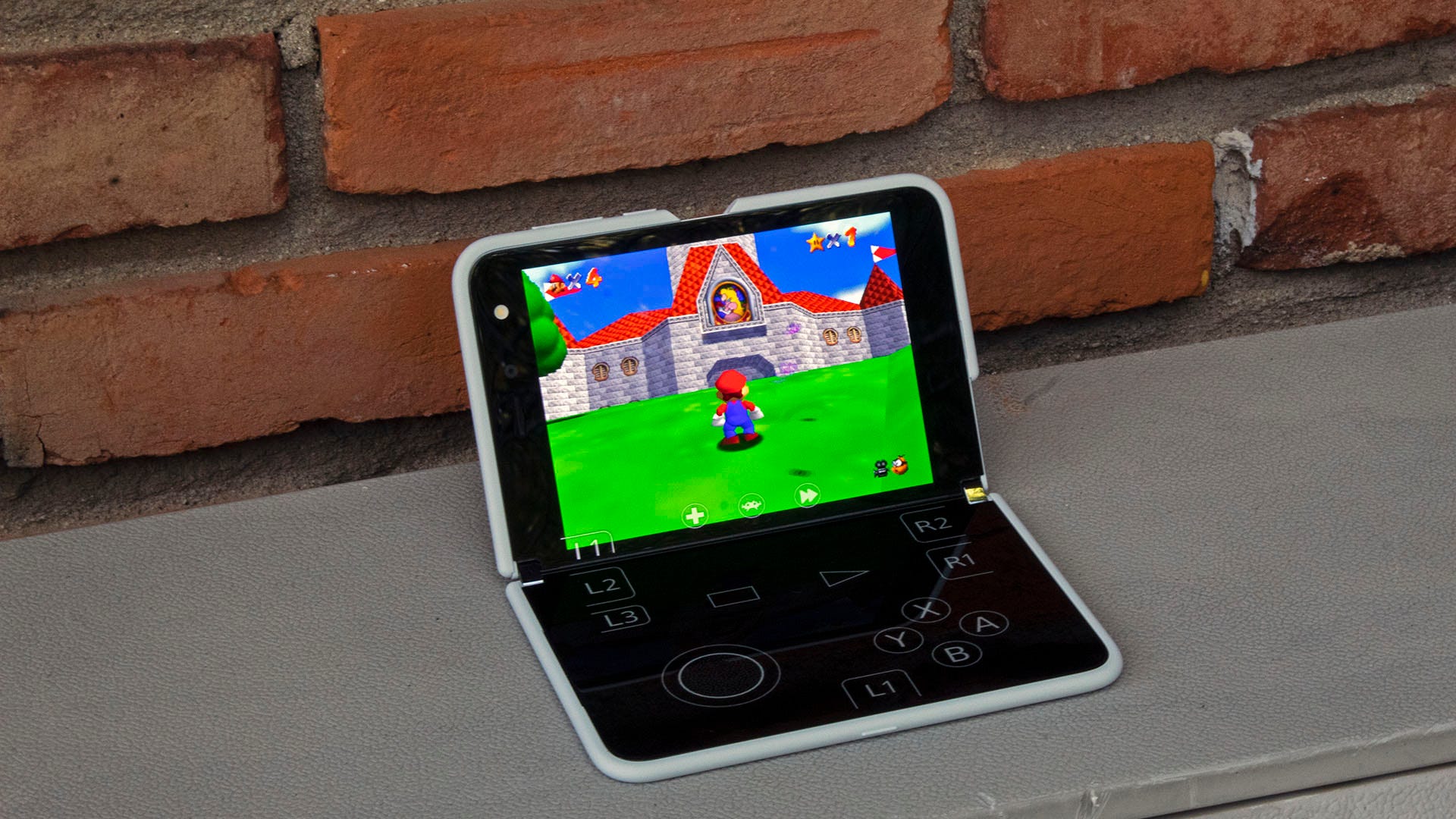 Un Surface Duo jouant à Mario 64