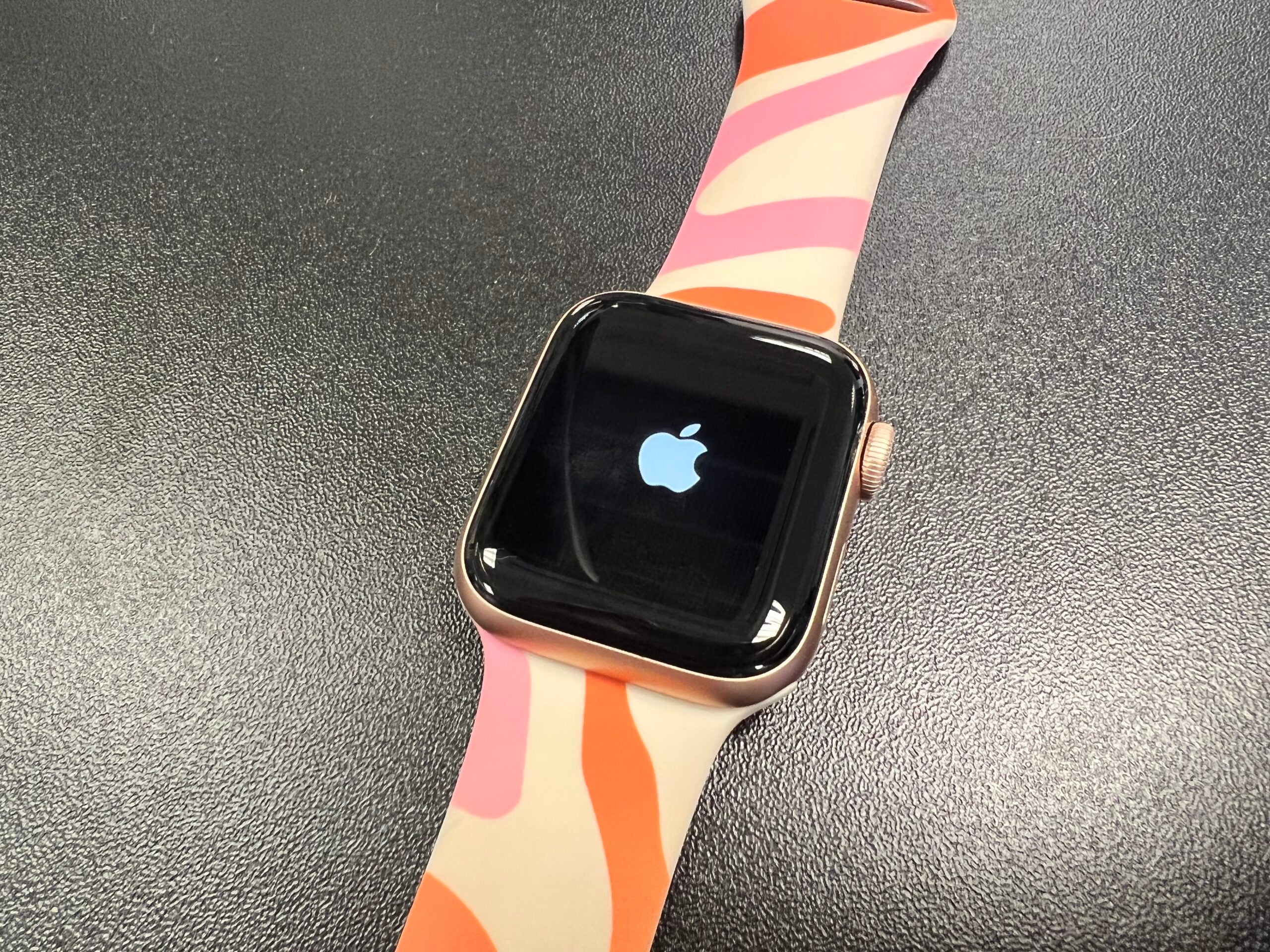 L'écran du logo Apple qui apparaît sur l'Apple Watch 6 après un redémarrage