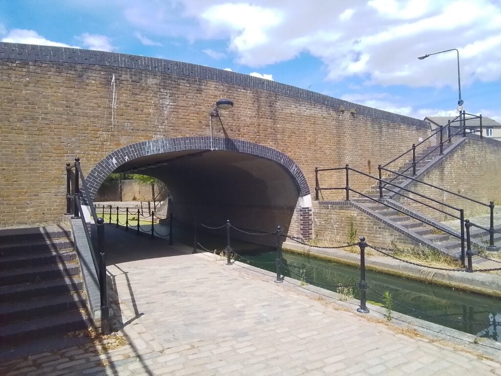 Samsung Galaxy Tab A8 photo d'un pont près d'un canal