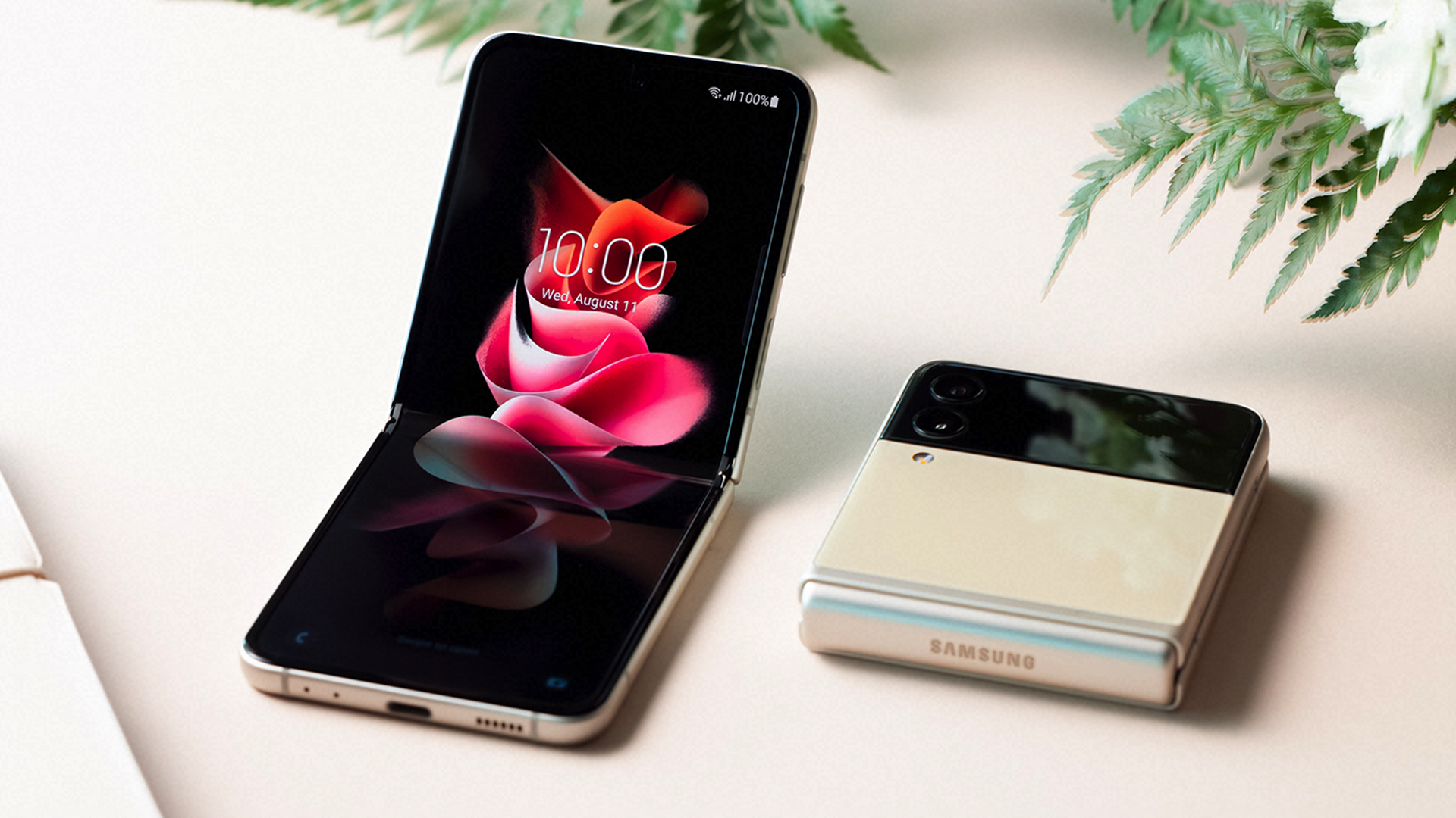 Samsung Galaxy Flip3 dans un coloris crème.