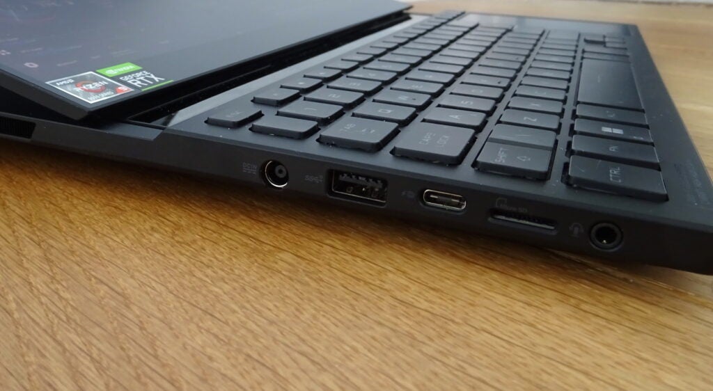 Le Asus ROG Zephyrus Duo 16 ports sur le côté de l'ordinateur portable.